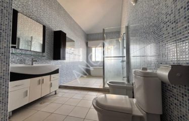 DAKAR YOFF : Grande villa R+1 à louer – Pied dans l’eau