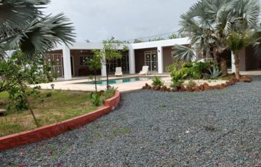 NGAPAROU : Villa contemporaine plain pied 4 chambres avec piscine à vendre