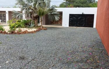 NGAPAROU : Villa contemporaine plain pied 4 chambres avec piscine à vendre