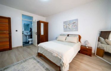 DAKAR OUAKAM : Bel appartement rénové et meublé à vendre