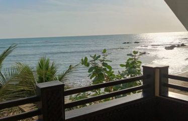 NGAPAROU : Villa pieds dans l’eau – 4 chambres avec piscine à vendre