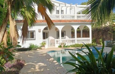 SOMONE : Villa 5 chambres avec piscine proche de la mer à louer