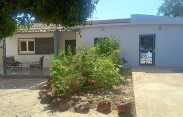 NGAPAROU : Villa avec piscine à débordement à vendre