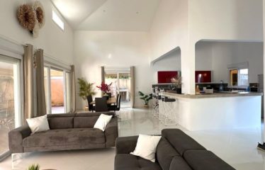 NGAPAROU : Villa 3 chambres avec piscine en résidence privée à vendre