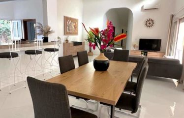 NGAPAROU : Villa 3 chambres avec piscine en résidence privée à vendre