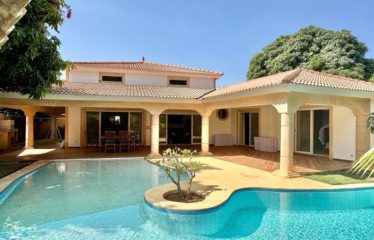 NGAPAROU : Villa 3 chambres avec piscine en résidence privée à vendre