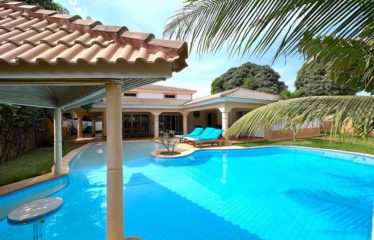 NGAPAROU : Villa 3 chambres avec piscine en résidence privée à vendre