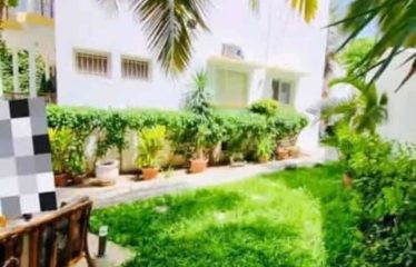 DAKAR MERMOZ : Belle villa de 500 m2 à vendre – 5 chambres