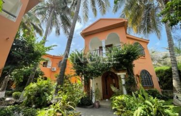 DAKAR ALMADIES: Charming, fully equipped, air-conditioned bungalow villa in Ngor, 1 minute from the sea