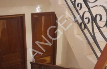 DAKAR MAMELLES : Immeuble R+2 à vendre dans une zone calme et accessible