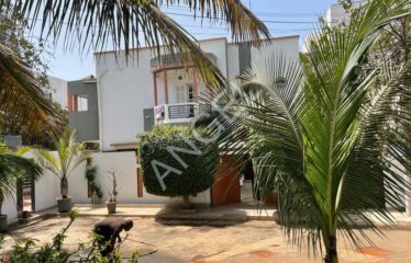 DAKAR OUEST FOIRE : Villa R+2 pour des bureaux à louer