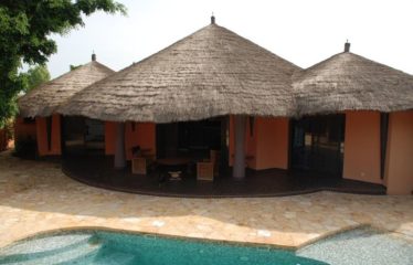 NGUÉRIGNE : Villa afro 3 chambres avec piscine à vendre
