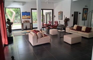 NIANING : Villa moderne originale 5 chambres avec piscine à vendre au bord de la mer