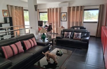 NIANING : Villa moderne originale 5 chambres avec piscine à vendre au bord de la mer