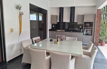 NIANING : Villa moderne originale 5 chambres avec piscine à vendre au bord de la mer