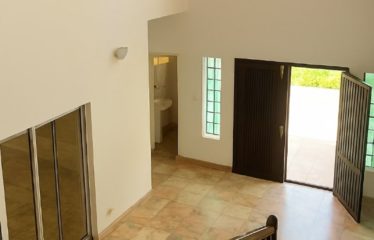 DAKAR ALMADIES : Villa R+1 à louer – Derrière la BICIS