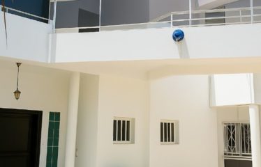 DAKAR ALMADIES : Villa R+1 à louer – Derrière la BICIS