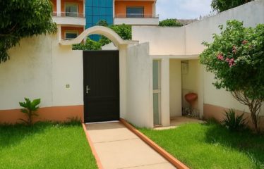 DAKAR ALMADIES : Villa R+1 à louer – Derrière la BICIS