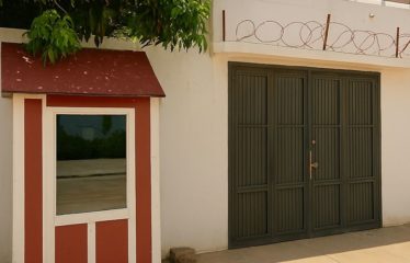 DAKAR ALMADIES : Villa R+1 à louer – Derrière la BICIS