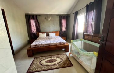 NGAPAROU : Villa meublée à louer – 3ème ligne de la mer