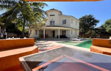 NGAPAROU : Villa meublée à louer – 3ème ligne de la mer