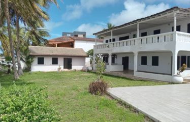 NGAPAROU : Villas pieds dans l&rsquo;eau avec dépendances à vendre