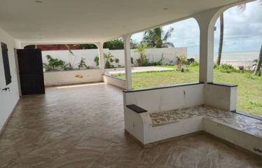 NGAPAROU : Villas pieds dans l&rsquo;eau avec dépendances à vendre