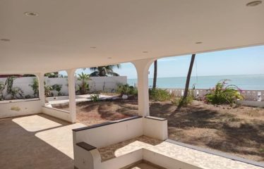 NGAPAROU : Villas pieds dans l&rsquo;eau avec dépendances à vendre