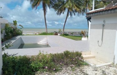 NGAPAROU : Villas pieds dans l&rsquo;eau avec dépendances à vendre