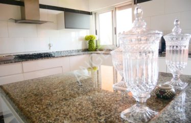 DAKAR YOFF : Très belle villa à louer Pied dans l&rsquo;eau avec piscine et vue sur mer