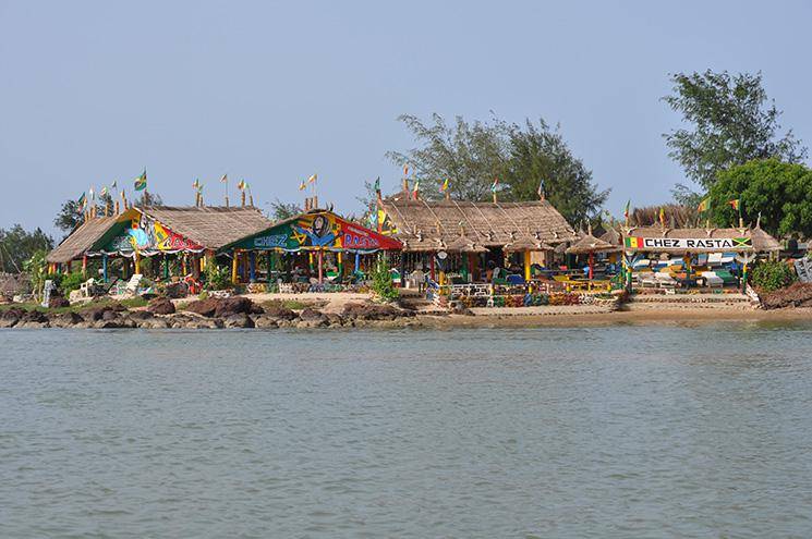 Le célèbre restaurant "Chez Rasta" à la Somone au Sénégal devant la Lagune