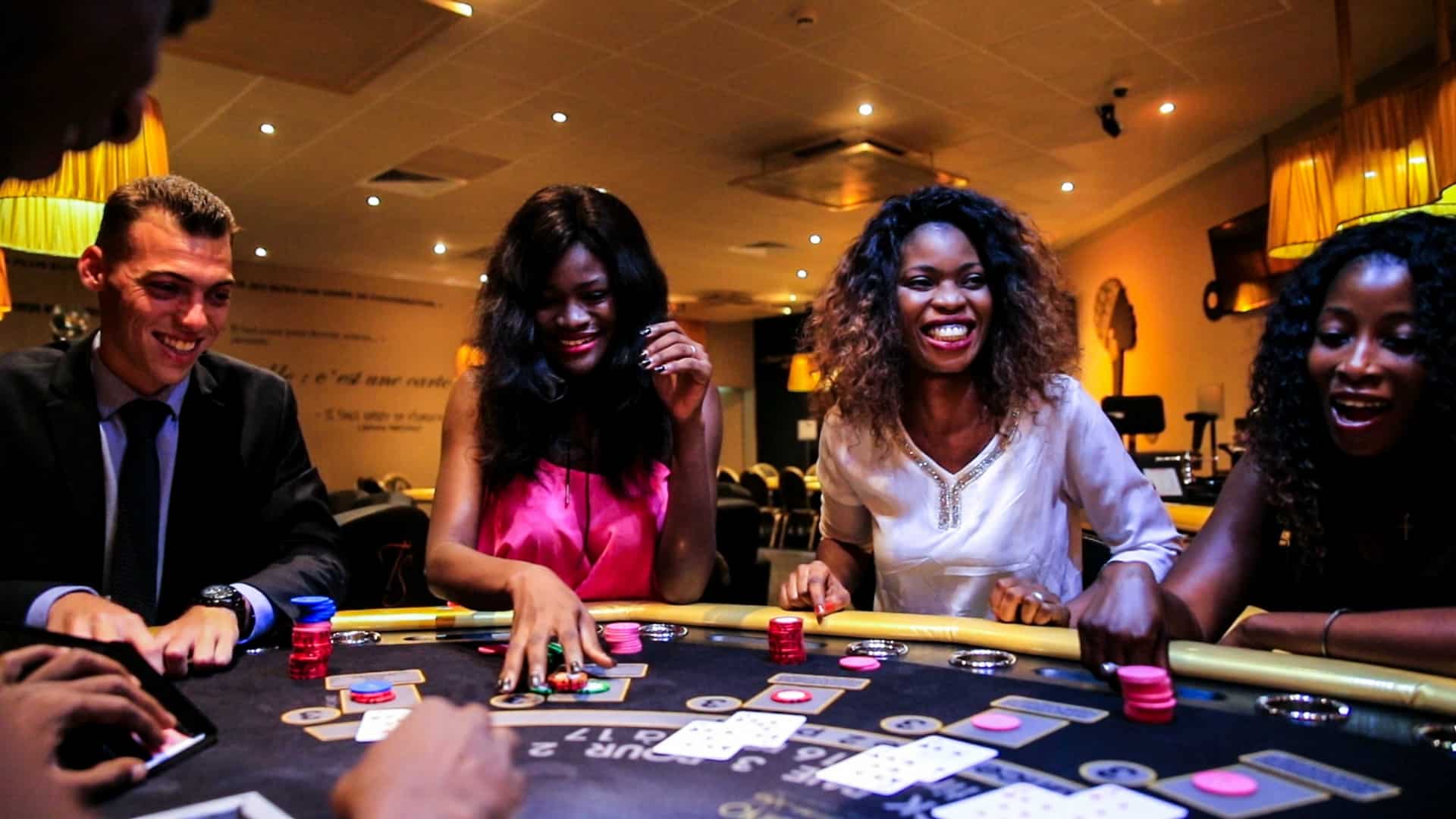 Touristes jouant au poker au sein du Terrou Casino Saly