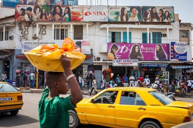 Photo de l'Avenue Georges Pompidou dans le quartier du Plateau à Dakar avec ses commerces