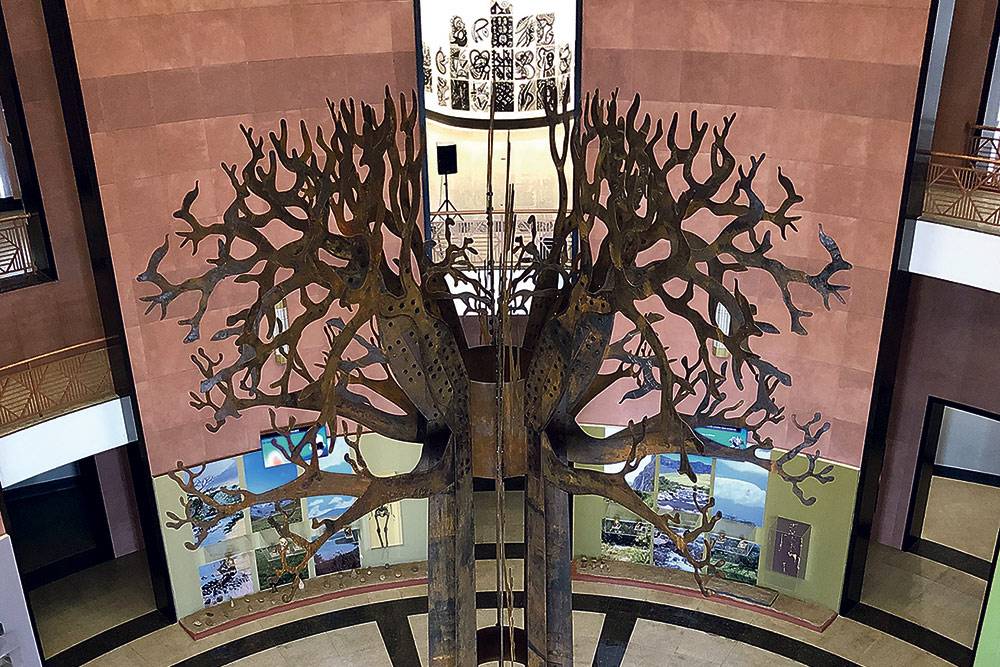 Photo de la sculpture du baobab géant à l'entrée du Musée de la Civilisation Noire dans le quartier du Plateau à Dakar