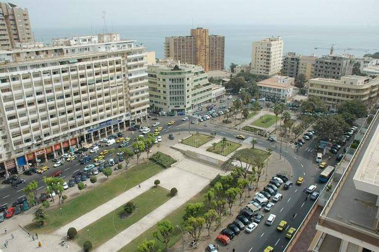 Vue aérienne de la Place de l'Indépendance dans le quartier du Plateau à Dakar au Sénégal